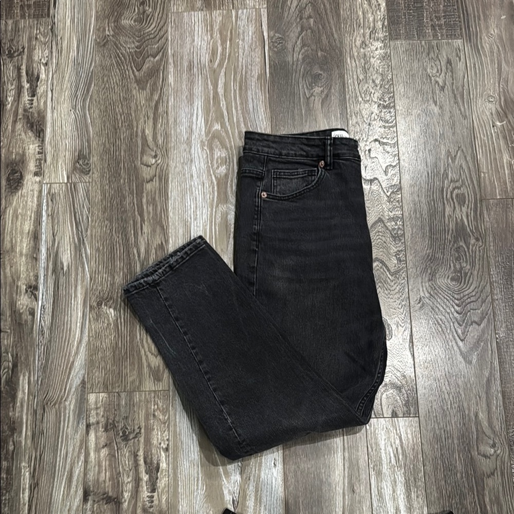 Zara Black Straight Jeans with Classic Design